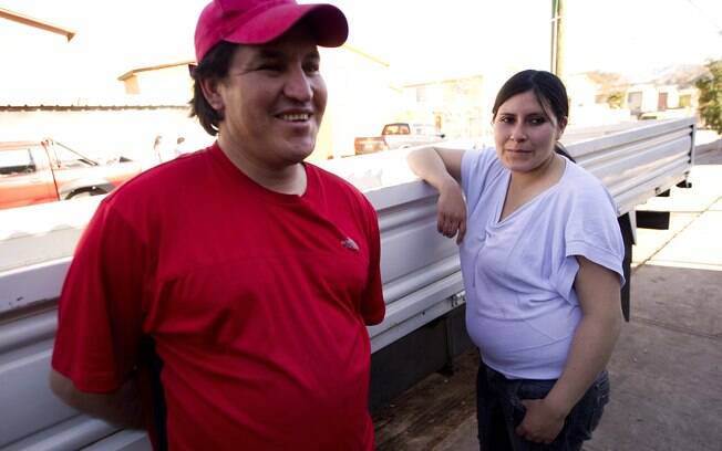 Osmán Araya posa com a mulher, Angelica Ancalipe, em feira livre onde vende frutas em Copiapó (03/08)