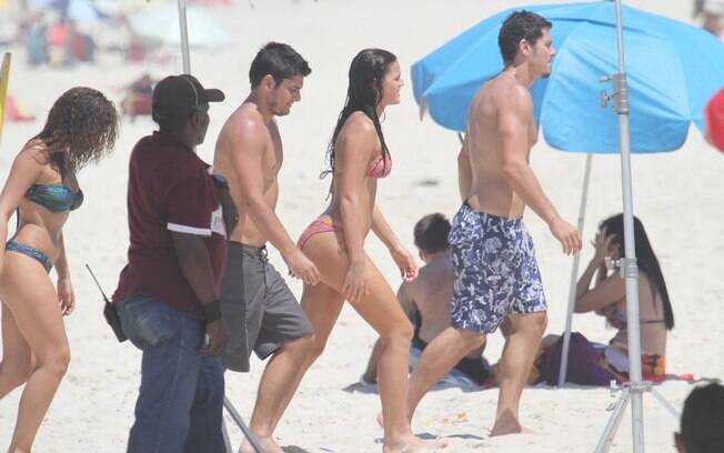 Atores gravaram cenas de 'Em Família' em praia no Rio