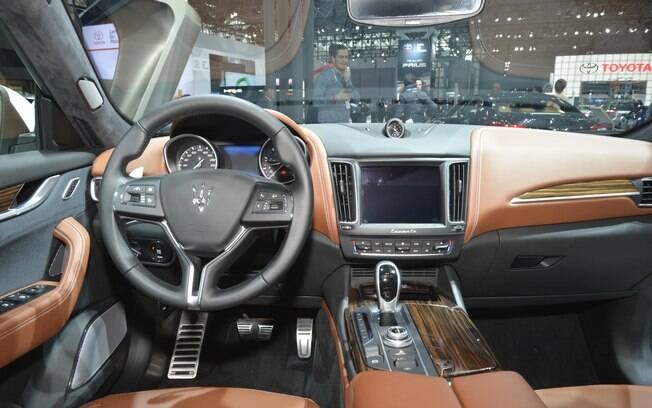 Mais conservador, o interior do Maserati Levante não tenta inventar firulas, mantendo o aspecto premium da marca. Mais conservador, o interior do Maserati Levante não tenta inventar firulas, mantendo o aspecto premium da marca.