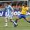 Rômulo, autor do primeiro gol do jogo, marca Messi. Foto: AP