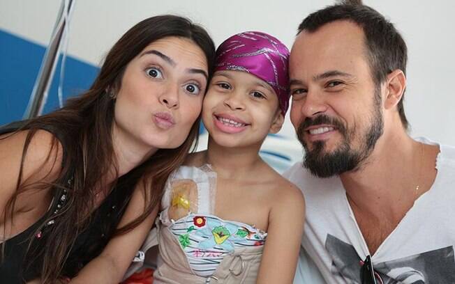 Mel entre os famosos Thaila Ayala e Paulinho Vilhena. Foto: Hospital A.C. Camargo Cancer Center/Reprodução