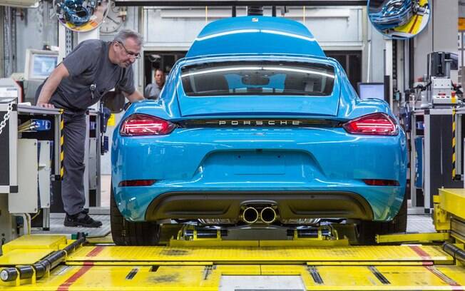 Porsche 718 Cayman é inspecionado na linha de produção Porsche 718 Cayman é inspecionado na linha de produção