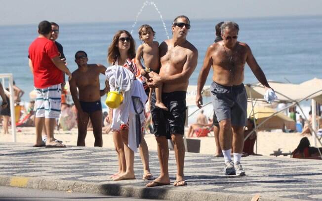 Claudia Abreu e a família saindo da praia depois dos momentos de diversão