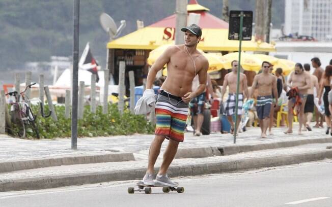 O ex-BBB André mostrou o tanquinho ao andar de skate na tarde deste domingo (15) na orla do Rio de Janeiro