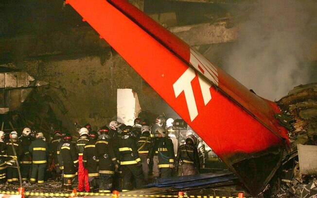 Somente a parte traseira da aeronave que podia ser reconhecida após o incêndio (17/07/07)