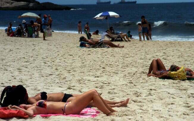 Banhistas aproveitam calor na praia de Ipanema, no Rio de Janeiro (20/12/2013)