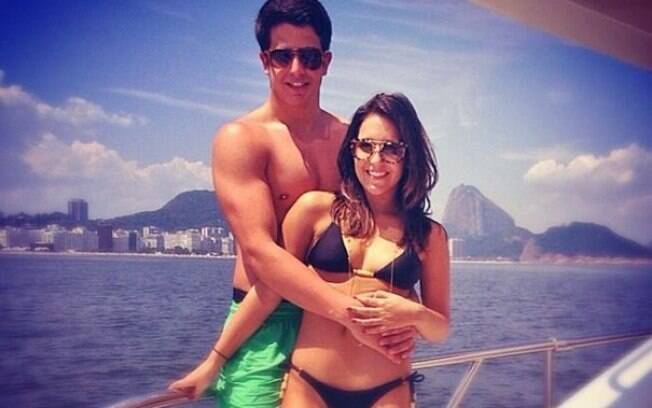 Enzo Celulari curte passeio de barco com a namorada Rafaella Rique