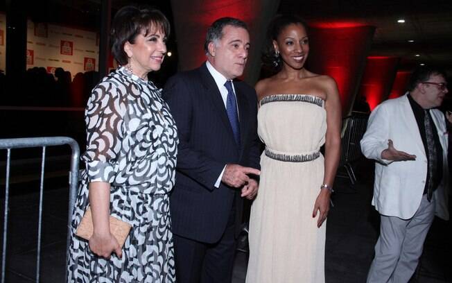 Tony Ramos ao lado da mulher, Lidiane Barbosa, e da atriz, Adriana Lessa