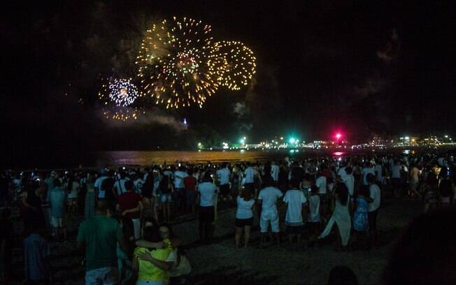Multidão celebra a chegada de 2016 no litoral paranaense. Foto: JOKA MADRUGA/FUTURA PRESS