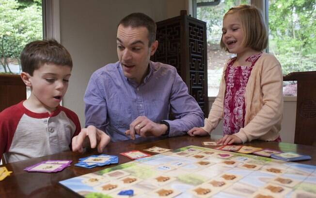 Dan Shapiro e seus filhos brincam com o Robot Turtles