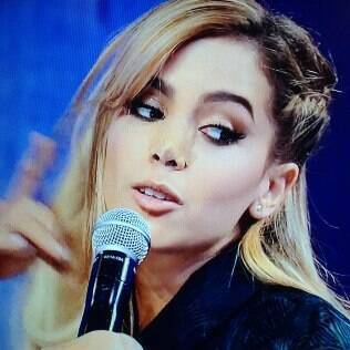 Anitta com curativos no Domingão