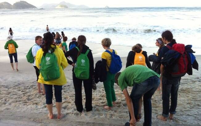 Alguns peregrinos se arriscaram a tomar banho de mar na tarde desta sexta, o primeiro dia de sol da JMJ