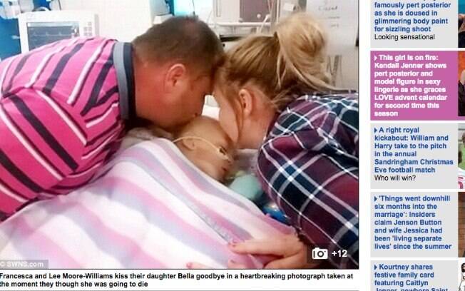 Pequena Bella Moore-Williams com os pais no hospital