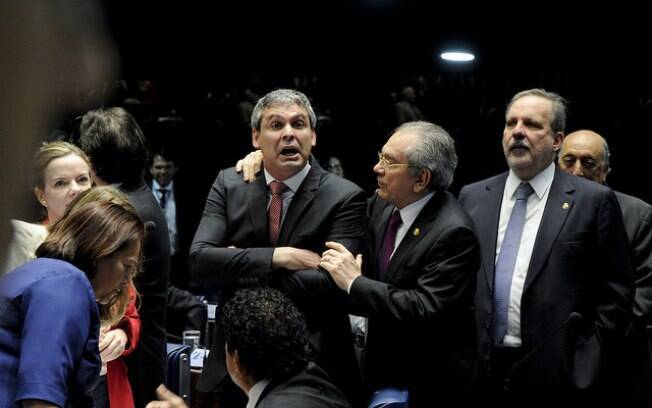 Lindbergh Farias é segurado pelo senador Raimundo Lira durante segundo dia do julgamento de Dilma Rousseff