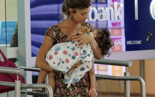 Grazi Massafera embarca com a filha Sofia no aeroporto de Congonhas, em São Paulo