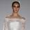 Atenção: um vestido com mangas longas pode envelhecer a noiva. Escolha um corte mais moderno ou uma renda diferente, como esta, com estampa poá. De Franc Sarabia. Foto: Divulgação/Barcelona Bridal Week