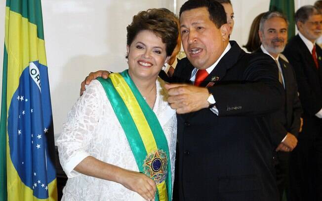 Dilma Rousseff e Hugo Chávez conversam durante cerimônia de posse da presidente em janeiro de 2011