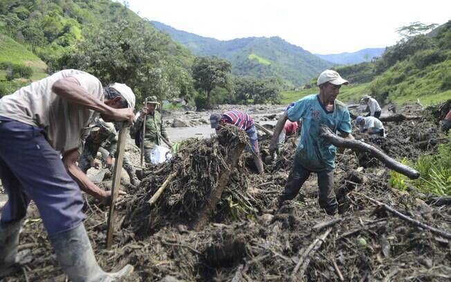 Moradores procuram por sobreviventes após avalanche em Salgar, no estado de Antioquia, noroeste da Colômbia (18/05)