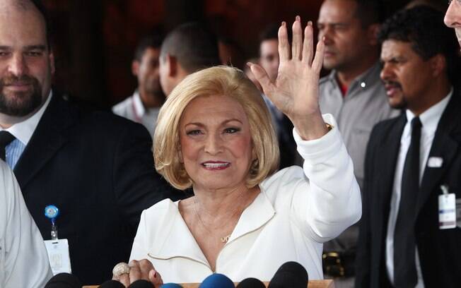 Hebe Camargo se posiciona para falar com a imprensa