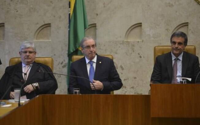 O procurador-geral da República (à esquerda) no evento ao lado de Cunha e Eduardo Cardozo