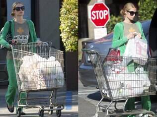 Paris Hilton faz compras de moleton