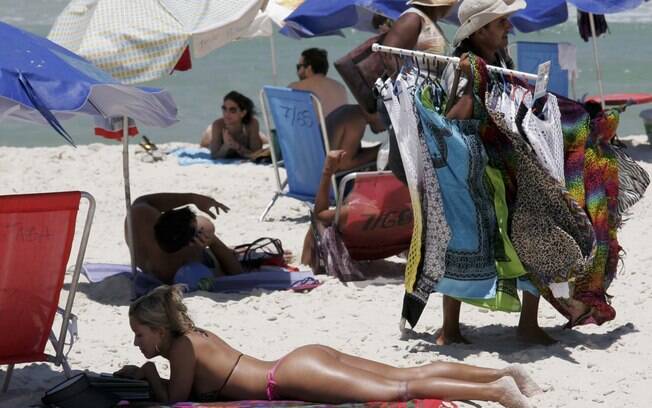 Movimentação de banhistas na praia do Pepe, na Barra da Tijuca, no Rio de Janeiro, nesta sexta-feira (07/02/2014)
