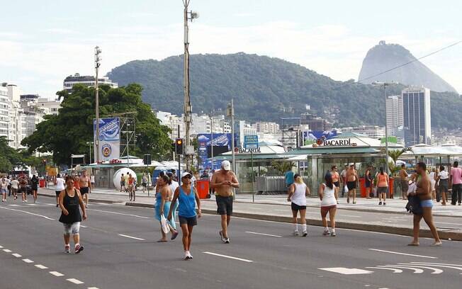 Orla da praia de Copacabana é ocupada para prática de esportes (31/12/2013)