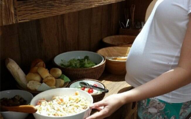 'Mama @ahickmann preparando o churrasco. ..#saidaíjr', escreveu o marido da apresentadora no Instagram