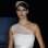 Tomara que caia com detalhe da alça de um ombro só e cinto bordado. De Jesus Peirò. Foto: Divulgação/Barcelona Bridal Week