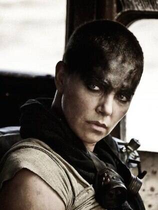 Charlize Theron interpreta Imperatriz Furiosa, desertora do reino de Immortan Joe