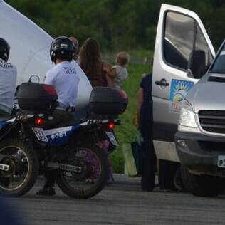 Gisele Bündchen embarca em avião com Vivian Lake no colo e deixa Fernando de Noronha