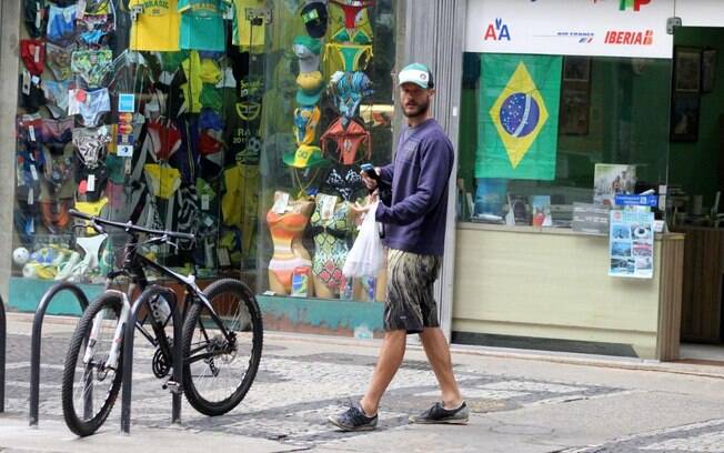 Rodrigo Hilbert aparece quase irreconhecível em passeio no Rio