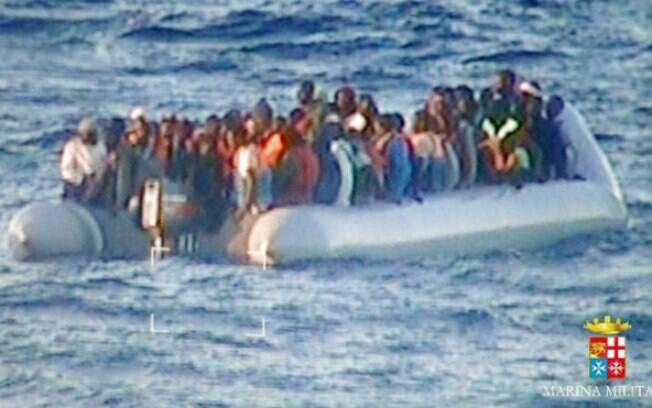Imigrantes africanos resgatados na costa da Sicília pela Marinha italiana