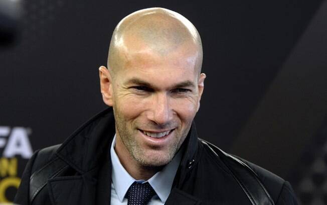 O ex-jogador francês Zidane chega para acompanhar a cerimônia da entrega da Bola de Ouro da Fifa. Foto: Walter Bieri/AP