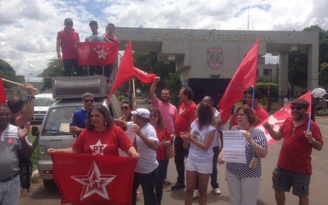 Manifestantes do PT se reúnem em frente à sede da PF de Brasília para protestar contra prisão dos condenados do mensalão (16/11). Foto: Marcel Frota/iG Brasília