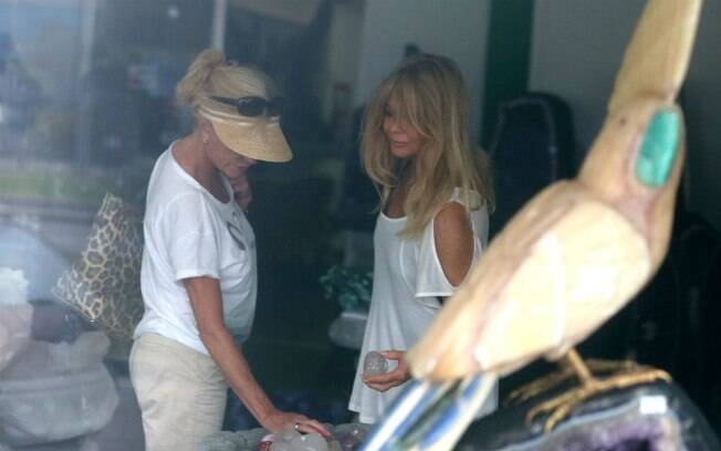 Goldie Hawn e amiga em loja de pedras brasileiras