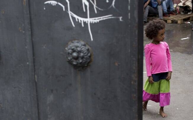 Criança caminha em direção ao centro de imigrantes em Roma (Arquivo)