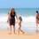 Claudia Abreu se divertiu com a familia nas areias da praia do Leblon, no Rio de Janeiro. Foto: AgNews