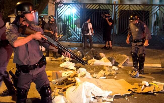 Protesto anti-Copa tem tumulto e detidos em São Paulo