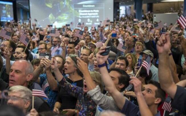 Integrantes da missão da Nasa e convidados comemoram em Maryland, nos Estados Unidos