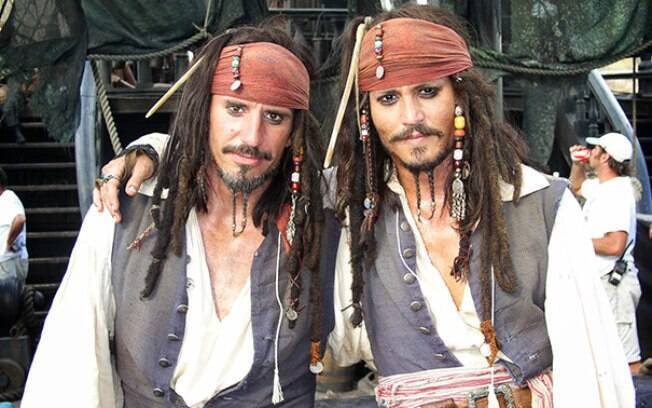 Johnny Depp com seu dublê Tony Angelotti nas filmagens de Piratas do Caribe