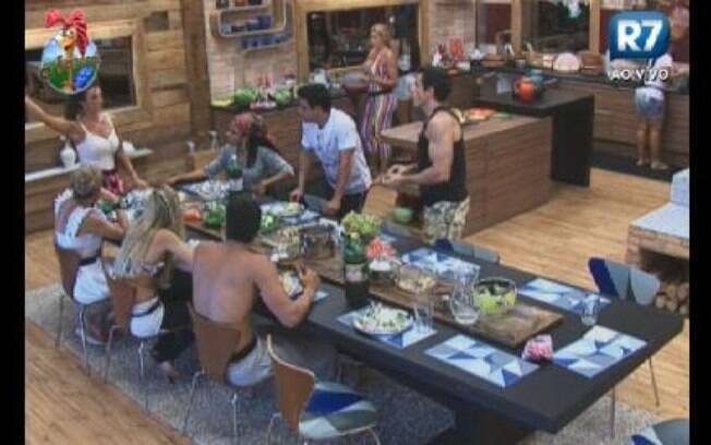 Peões conversam depois do almoço na sede