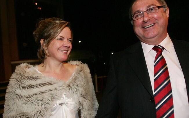 A senadora Gleisi Hoffmann com o marido, o ex-ministro Paulo Bernardo, preso na quinta-feira