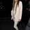 Tirando a camisa, a editora de moda Anna Dello Russo montou um look inteirinho de couro bem clarinho. Ficou lindo, mas é perigoso para quem está acima do peso. Foto: Getty Images