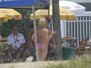Bruno Gagliasso e Giovanna Ewbank se beijam na praia