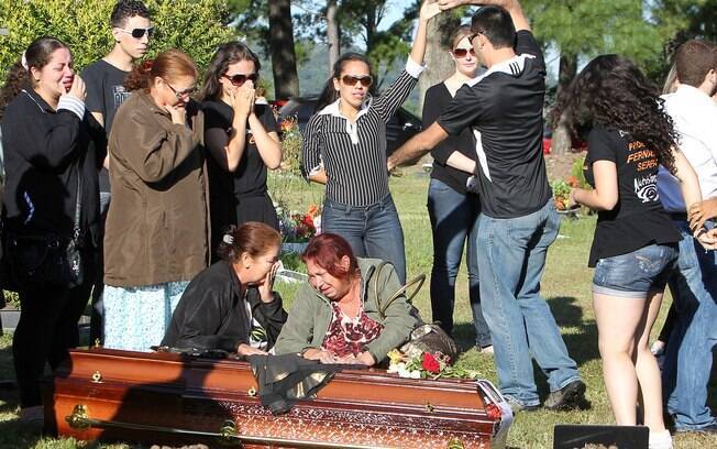 Parentes e amigos são vistos perto de caixão durante enterro de Tanise Cielo, vítima de incêndio em Santa Maria (28/1)