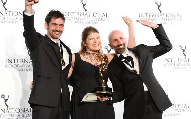 O diretor Vinicius Coimbra e os autores Claudia Lage e João Ximenes Braga recebem prêmio por 'Lado a Lado' no Emmy Internacional