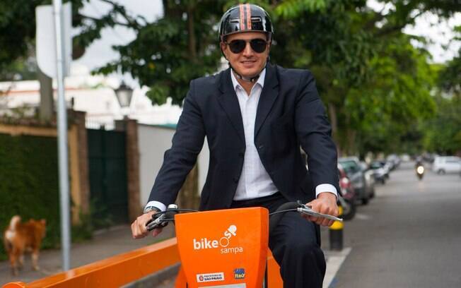 André Tomazori: bike própria no final de semana, bicicleta pública para o transporte cotidiano