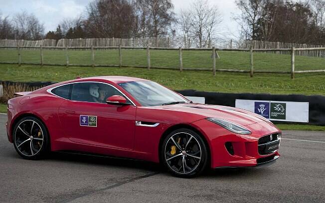 Príncipe Harry dirigiu o F-Type Coupé no Circuito de Goodwood, na Inglaterra