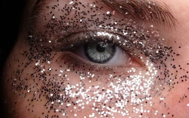 A região dos olhos é a mais delicada, cuidado ao retirar o glitter 